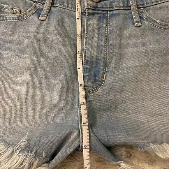 : : HOLLISTER High Rise Cut Off Denim Shorts with Lace Trim on Sides : : - Picture 4 of 8